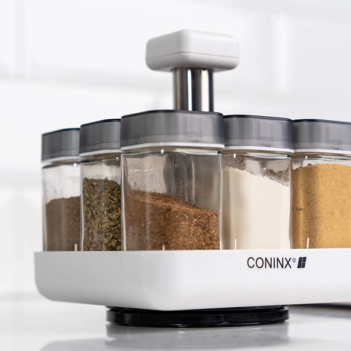 Coninx Kruidenrek Staand - Draaiend Kruidenrek Met Glazen Potjes - Kruidencarrousel Draaibaar - 8 Kruidenpotjes - Wit / RVS 4 Coninx Kruidenrek Staand - Draaiend Kruidenrek Met Glazen Potjes - Kruidencarrousel Draaibaar - 8 Kruidenpotjes - Wit / RVS - Afbeelding 2