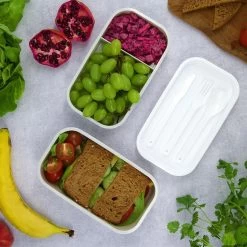 Homra Lunchbox STAQS Grey - Bento Box - 2 Laags Broodtrommel - 3 Compartimenten - Grijs - Lunch To Go - Duurzaam Kunststof - BPA Vrij - 3 Vaks Lunchtrommel Voor Volwassenen - Inclusief Bestek - Magnetron, Diepvries, Vaatwasser Bestendig - Vers Houden -Schoonmaakmiddelen 1200x1200 1619