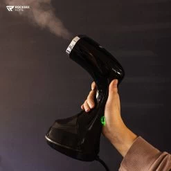 Kledingstomer - Handstomer - Stoomreiniger - Stomer - Inclusief Opzetborstel En Maatbeker - Groot Waterreservoir (300 Ml) - Snel Opgewarmd (30 Sec) - 3 Standen - 1500W - Merk: Rockerz Home - Kleur: Zwart -Schoonmaakmiddelen 1200x1200 2507