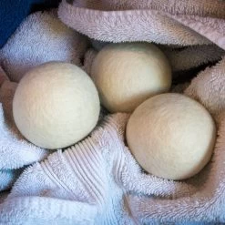 Apeiron Drogerballen - Droogballen - 6 XL Wasbollen - Droger - Duurzaam - Wasmachine - Wasverzachter - Energie Besparen - Zero Waste - Schapenvacht - Wol -Schoonmaakmiddelen 1200x1200 962