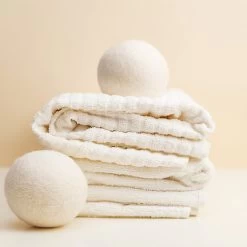Apeiron Drogerballen - Droogballen - 6 XL Wasbollen - Droger - Duurzaam - Wasmachine - Wasverzachter - Energie Besparen - Zero Waste - Schapenvacht - Wol -Schoonmaakmiddelen 1200x1200 964