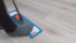 Nordic Stream Vloerwisser - Microvezel Dweil Met Steel - Quick Click Systeem - Douche - Badkamer - 46cm Wisbreedte -Schoonmaakmiddelen 1200x681