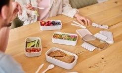 Homra Lunchbox STAQS Grey - Bento Box - 2 Laags Broodtrommel - 3 Compartimenten - Grijs - Lunch To Go - Duurzaam Kunststof - BPA Vrij - 3 Vaks Lunchtrommel Voor Volwassenen - Inclusief Bestek - Magnetron, Diepvries, Vaatwasser Bestendig - Vers Houden -Schoonmaakmiddelen 1200x720 10