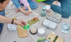 Homra Lunchbox STAQS Grey - Bento Box - 2 Laags Broodtrommel - 3 Compartimenten - Grijs - Lunch To Go - Duurzaam Kunststof - BPA Vrij - 3 Vaks Lunchtrommel Voor Volwassenen - Inclusief Bestek - Magnetron, Diepvries, Vaatwasser Bestendig - Vers Houden -Schoonmaakmiddelen 1200x720 3
