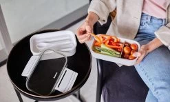 Homra Lunchbox STAQS Grey - Bento Box - 2 Laags Broodtrommel - 3 Compartimenten - Grijs - Lunch To Go - Duurzaam Kunststof - BPA Vrij - 3 Vaks Lunchtrommel Voor Volwassenen - Inclusief Bestek - Magnetron, Diepvries, Vaatwasser Bestendig - Vers Houden -Schoonmaakmiddelen 1200x720 4