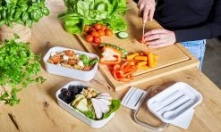 Homra Lunchbox STAQS Grey - Bento Box - 2 Laags Broodtrommel - 3 Compartimenten - Grijs - Lunch To Go - Duurzaam Kunststof - BPA Vrij - 3 Vaks Lunchtrommel Voor Volwassenen - Inclusief Bestek - Magnetron, Diepvries, Vaatwasser Bestendig - Vers Houden -Schoonmaakmiddelen 1200x720 5