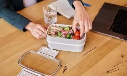 Homra Lunchbox STAQS Grey - Bento Box - 2 Laags Broodtrommel - 3 Compartimenten - Grijs - Lunch To Go - Duurzaam Kunststof - BPA Vrij - 3 Vaks Lunchtrommel Voor Volwassenen - Inclusief Bestek - Magnetron, Diepvries, Vaatwasser Bestendig - Vers Houden -Schoonmaakmiddelen 1200x720 7