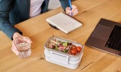 Homra Lunchbox STAQS Grey - Bento Box - 2 Laags Broodtrommel - 3 Compartimenten - Grijs - Lunch To Go - Duurzaam Kunststof - BPA Vrij - 3 Vaks Lunchtrommel Voor Volwassenen - Inclusief Bestek - Magnetron, Diepvries, Vaatwasser Bestendig - Vers Houden -Schoonmaakmiddelen 1200x720 8