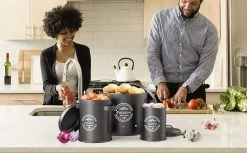 Professionele Bewaardozen - Set Van 3 - Voor Aardappels, Uien En Knoflook - Retro Design - Voorraadcontainer Van Metaal - Keukenopslag - Groentes Bewaren Voor Lange Tijd - Perfect Cadeau Voor In De Keuken -Schoonmaakmiddelen 1200x742 8