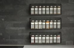 Friendly Kitchen Ophangbaar Kruidenrek - 4 Kruidenrekjes Voor Totaal 32 Kruidenpotjes - Spice Rack - Staal - Zwart 8 Friendly Kitchen Ophangbaar Kruidenrek - 4 Kruidenrekjes Voor Totaal 32 Kruidenpotjes - Spice Rack - Staal - Zwart -Schoonmaakmiddelen 1200x786 1