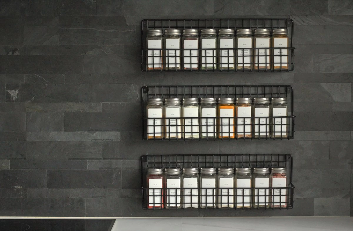 Friendly Kitchen Ophangbaar Kruidenrek - 4 Kruidenrekjes Voor Totaal 32 Kruidenpotjes - Spice Rack - Staal - Zwart 4 Friendly Kitchen Ophangbaar Kruidenrek - 4 Kruidenrekjes Voor Totaal 32 Kruidenpotjes - Spice Rack - Staal - Zwart - Afbeelding 2