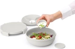 Brabantia Make & Take Salade Lunchbox - 1,3 L - Kunststof - Light Grey -Schoonmaakmiddelen 1200x793 2