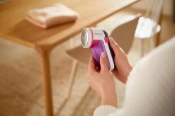 Philips Ontpiller - Verwijdert Stofpluisjes - Geschikt Voor Alle Kledingstukken - Groot Mesoppervlak - 3 Maasgrootten - In Hoogte Verstelbaar Kapje - Inclusief 2 AA-batterijen - GC026/00 -Schoonmaakmiddelen 1200x799 69