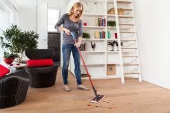 Vileda 1.2.Spray - Vlakke Mop Met Sproeisysteem En Pad In Microvezels -Schoonmaakmiddelen 1200x800 2