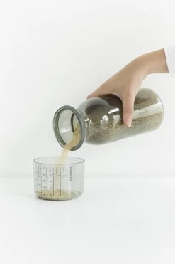 Brabantia Voorraadbussen Met Maatbeker Set Van 2 - 1,3 L - Dark Grey -Schoonmaakmiddelen 799x1200 12