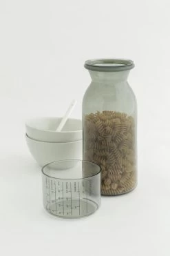 Brabantia Voorraadbussen Met Maatbeker Set Van 2 - 1,3 L - Dark Grey -Schoonmaakmiddelen 799x1200 15