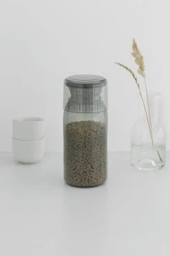 Brabantia Voorraadbussen Met Maatbeker Set Van 2 - 1,3 L - Dark Grey -Schoonmaakmiddelen 799x1200 17