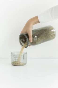 Brabantia Voorraadbussen Met Maatbeker Set Van 2 - 1,3 L - Dark Grey -Schoonmaakmiddelen 799x1200 18