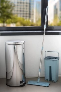 Alpina Platte Mop Met Emmer - Incl. 2 Microvezeldoeken - Voor Harde Vloeren - 360° Draaibaar -Schoonmaakmiddelen 799x1200