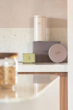 Gusta Voorraadblik - Beige - Metaal - Beschuitbus - Opbergbus - Ø11X22 Cm -Schoonmaakmiddelen 800x1200 19